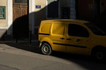 Un facteur percute mortellement une cliente