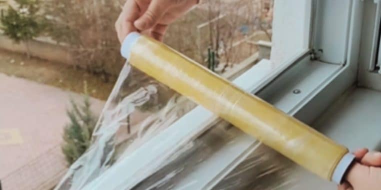 Film alimentaire dans les fenêtres contre le froid