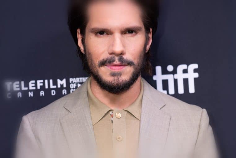 François Civil en costume beige pose devant le photocall du Festival international du film de Toronto 2025, regard tourné vers l’objectif.