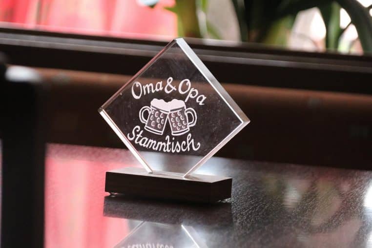 Une grand-mère et un grand-père assis côte à côte sur un banc, image d’un couple de personnes âgées au quotidien.