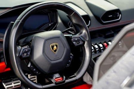 Il roule en Lamborghini et touche le RSA