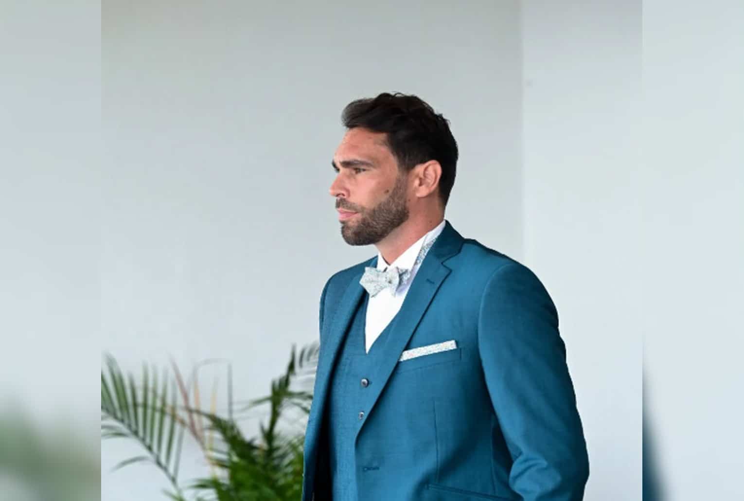 Portrait de Jauffrey, ancien candidat de Mariés au premier regard sur M6, en costume bleu lors d’un événement