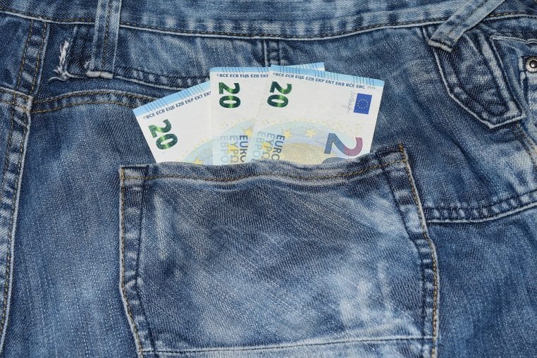 Billets d’euro dépassant d’une poche de jean, illustrant l’argent de poche donné à un proche ou à un adolescent au quotidien