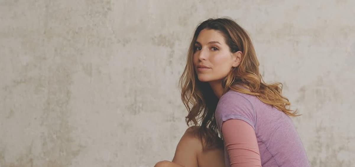 Ary Abittan embrasse Laury Thilleman de force