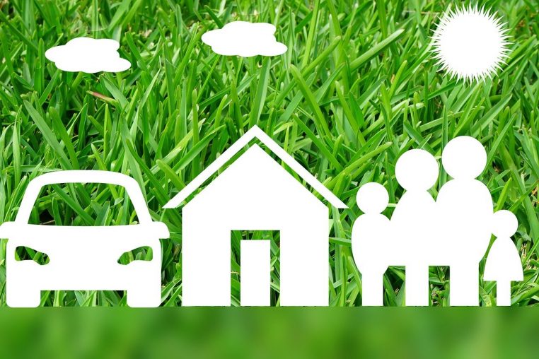 Illustration d’une famille devant une maison et une voiture, représentant la protection d’un patrimoine transmis aux enfants par les parents.
