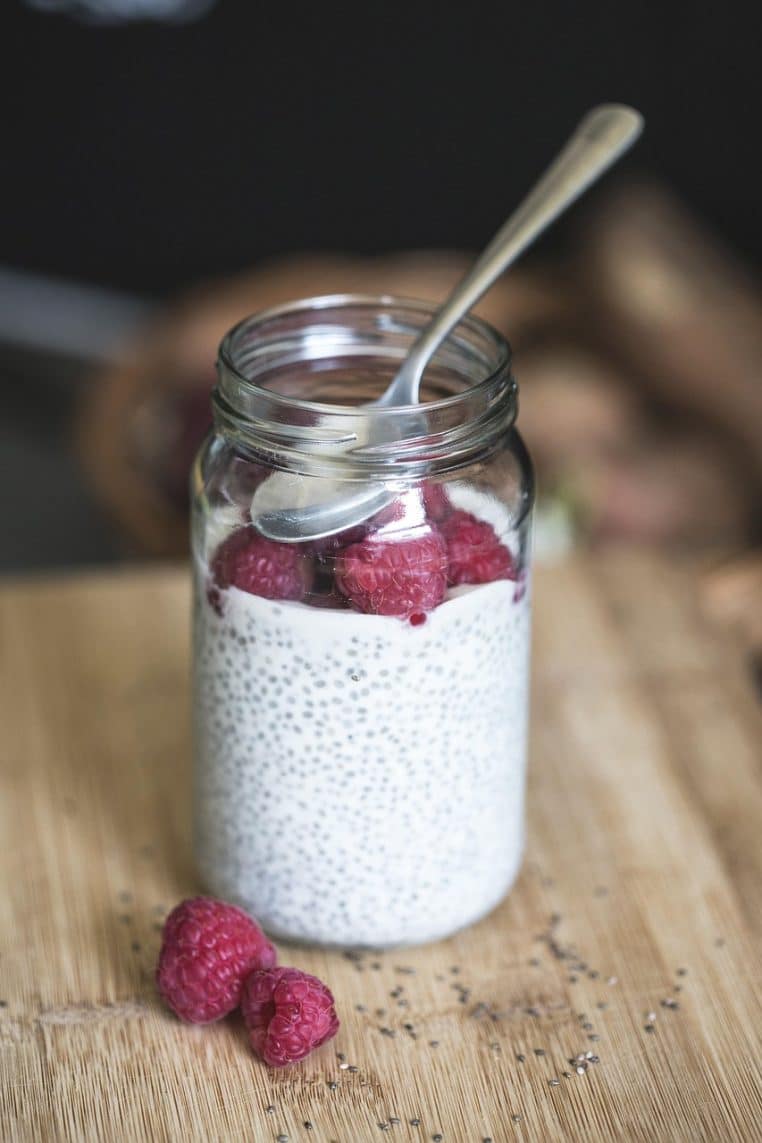 Verre de pudding de graines de chia au lait, photographié en gros plan, symbole d’un petit-déjeuner riche en fibres et oméga-3.