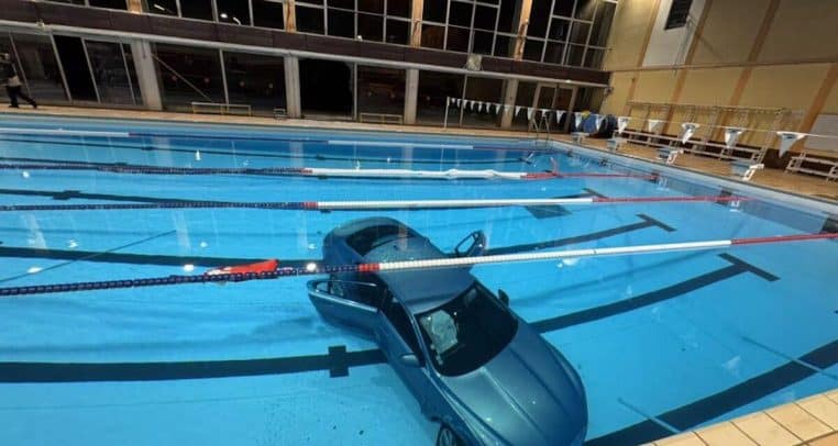 Sa voiture finit au fond d'une piscine