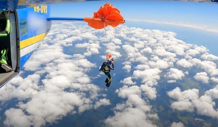 Un parachutiste en danger