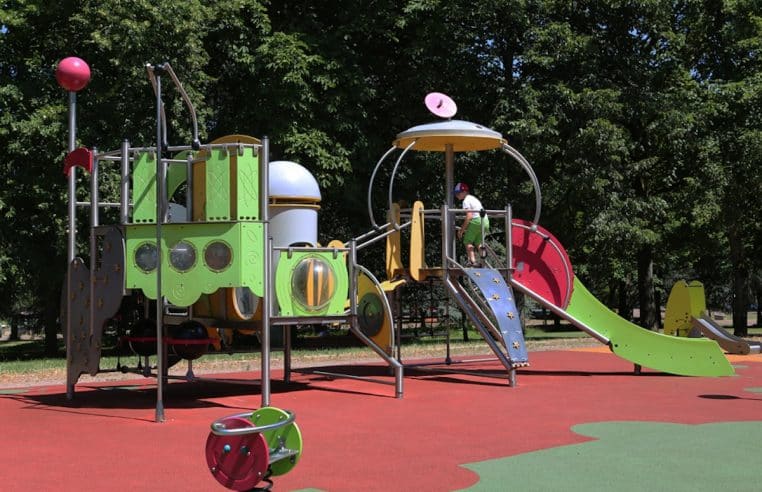 parc enfant jeu part très loin