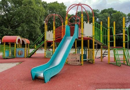parc enfant jeu part très loin