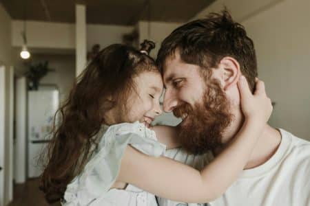 Il dépouille sa fille de 6 ans