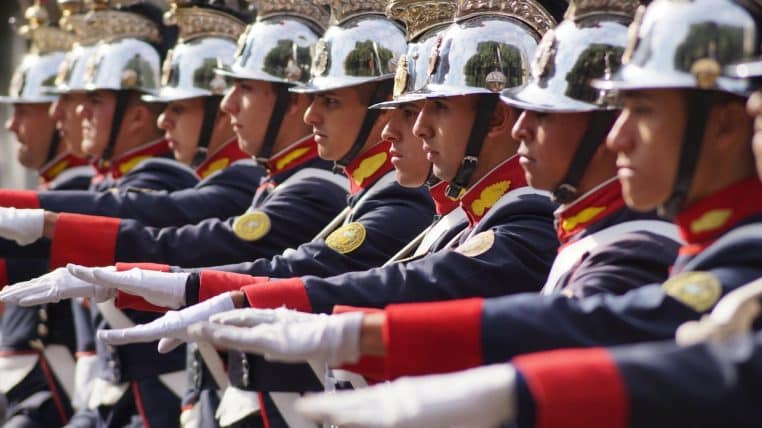 Soldats en uniforme défilant en formation serrée, symbole d’années de services avant l’ouverture des droits à la retraite.