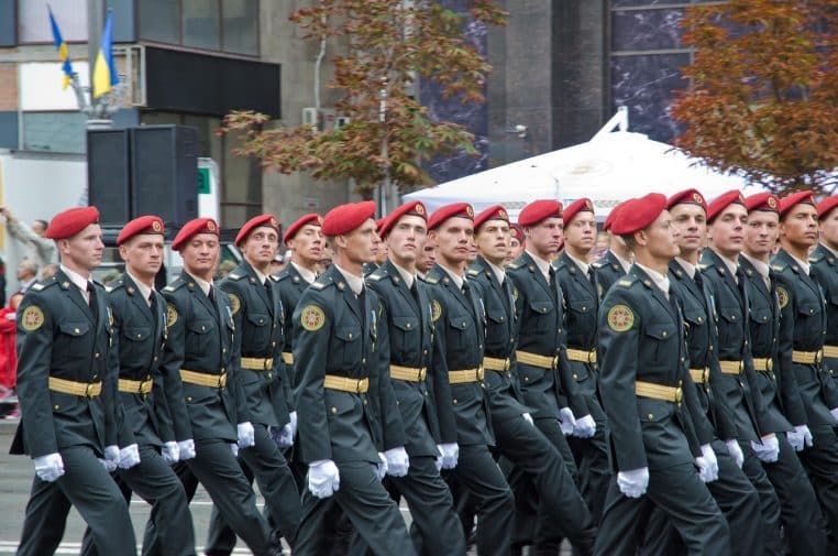 Cadets en uniforme bleu foncé alignés lors d’une parade militaire, symbolisant les futures retraites de l’armée.