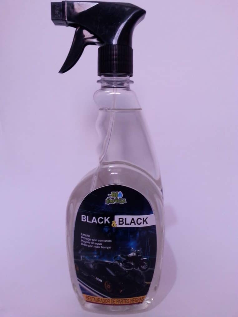 Flacon pulvérisateur de produit ménager vu en gros plan, prêt à être utilisé pour le nettoyage de la cuvette et de la salle de bain.