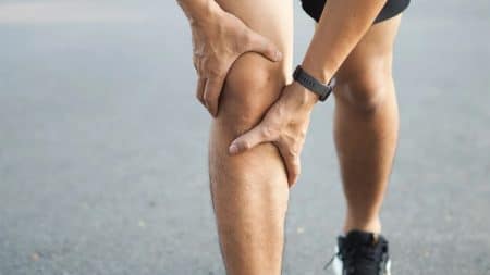 un adolescent se fait piquer sur la jambe - copie