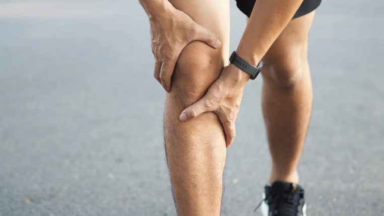 un adolescent se fait piquer sur la jambe - copie