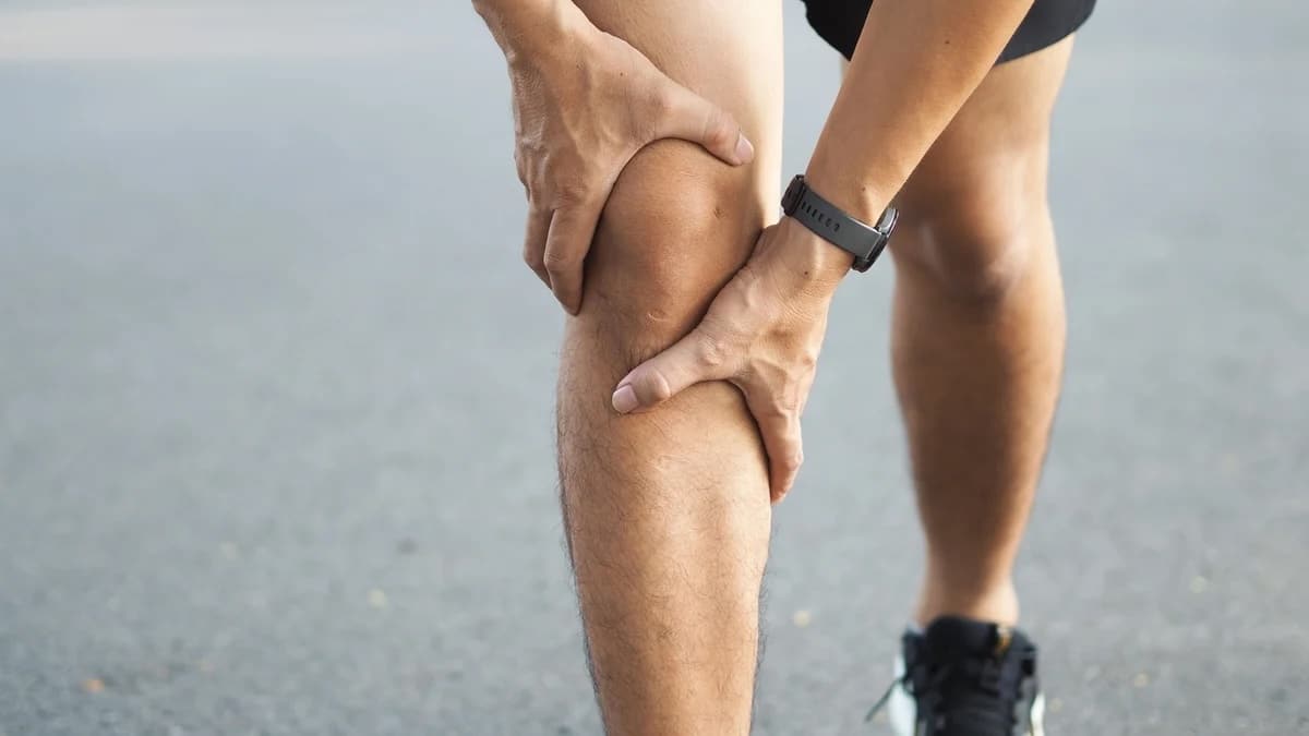 un adolescent se fait piquer sur la jambe - copie