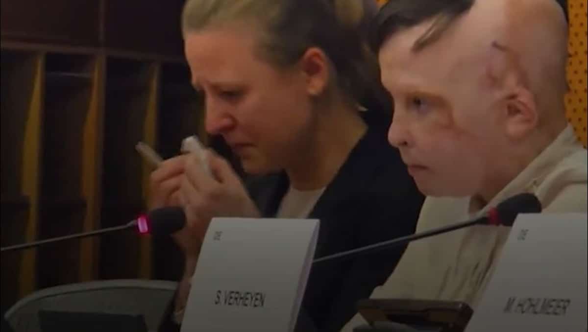 une interprete fond en larmes devant ukrainien