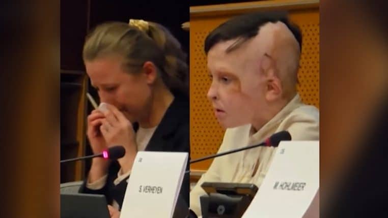 une interprete fond en larmes devant ukrainienn