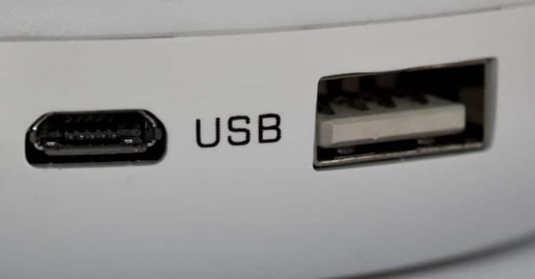 Vue rapprochée d’un appareil blanc avec un port micro-USB et un port USB de type A, encadrés du mot « USB » imprimé en noir sur la coque.