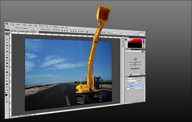 Vue large d’un open space virtuel baigné de lumière bleutée, avec interfaces holographiques symbolisant une intelligence artificielle pilotant un bureau.