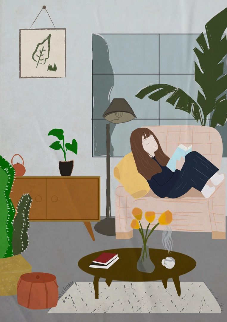 Femme d’âge mûr installée dans un fauteuil lisant tranquillement dans son salon, évoquant une veuve qui surveille son budget de retraite