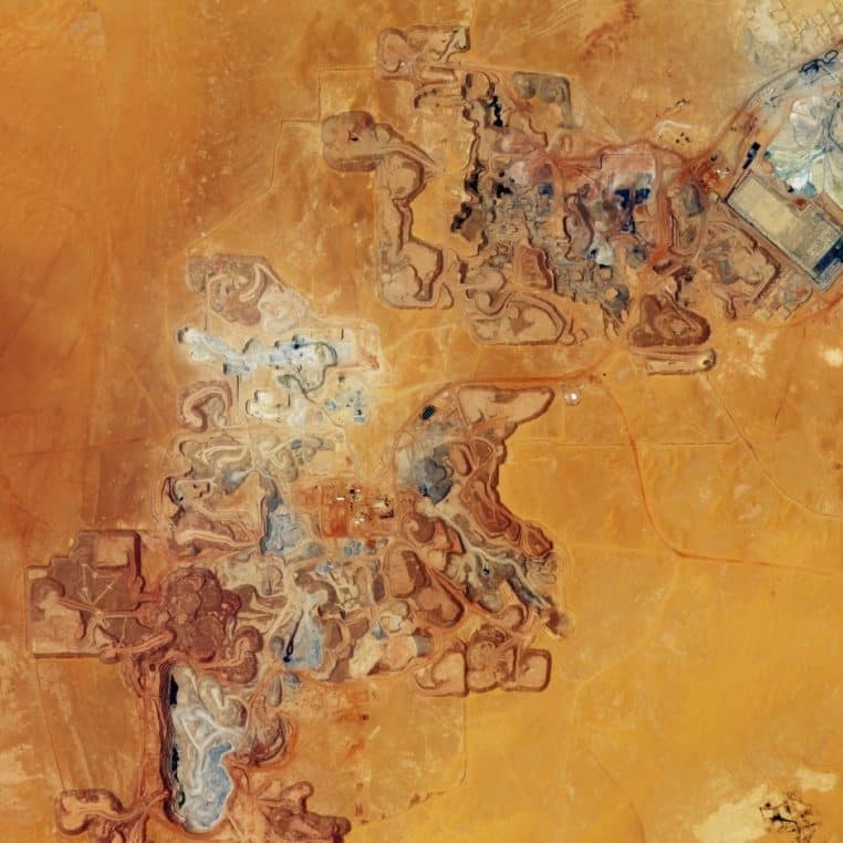Image satellite en fausses couleurs montrant une mine d’uranium au Niger, avec excavation circulaire contrastant avec le paysage désertique environnant