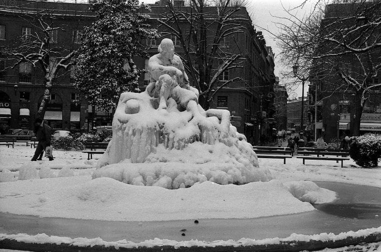 Place Wilson à Toulouse sous une forte neige, 7 janvier 1985, statue recouverte et rues blanchies.