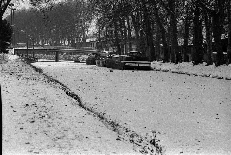 Canal du Midi gelé près de Toulouse, 11 janvier 1985, péniches immobilisées et berges enneigées au matin.
