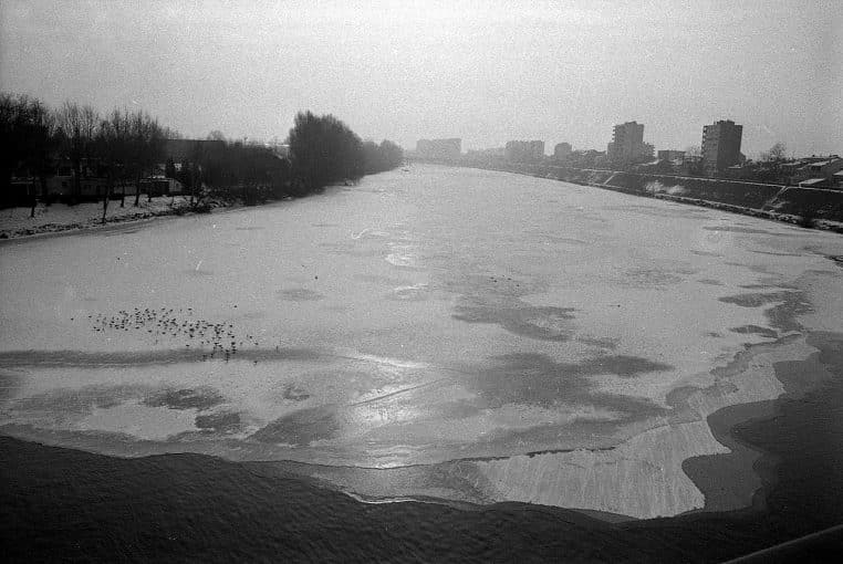 La Garonne gelée au cœur de Toulouse, 15 janvier 1985, large plaque de glace et berges hivernales.