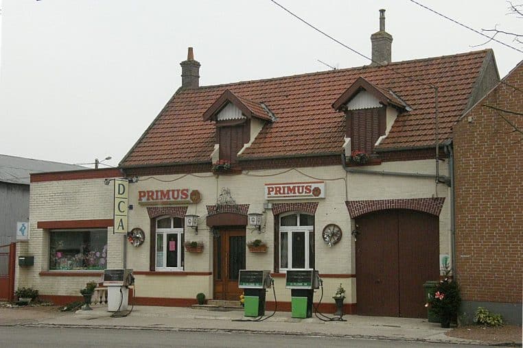 Station-service de village à Boiry-Saint-Martin, pompes à essence anciennes et bâtiment en arrière-plan
