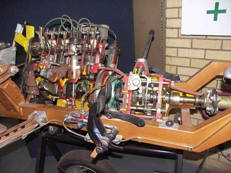 Moteur et transmission manuelle en coupe sur un châssis d’exposition, dévoilant l’embrayage et les engrenages.