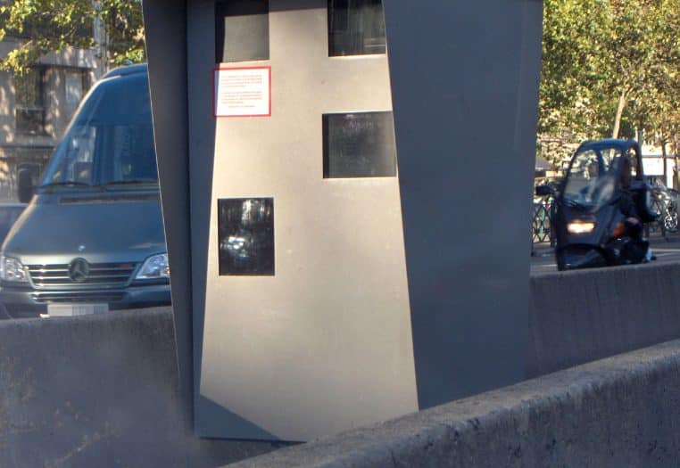 Radar automatique photographié de face, boîtier et fenêtre de mesure visibles, installation en extérieur