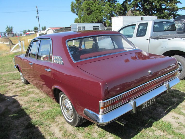 Arrière d’une Ford Zodiac de 1968 avec barre lumineuse sur toute la largeur.