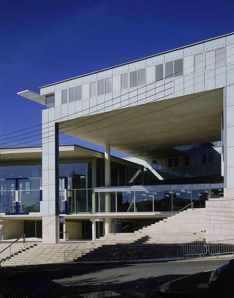 Bâtiment du palais de justice de Pontoise, façade vue en perspective