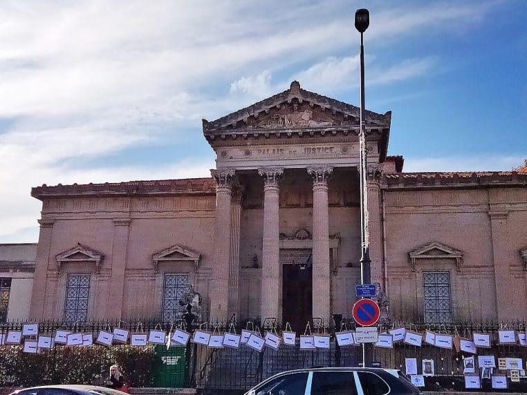 Façade du palais de justice de Perpignan, colonnes et fronton, prise de vue en plein jour, format paysage.