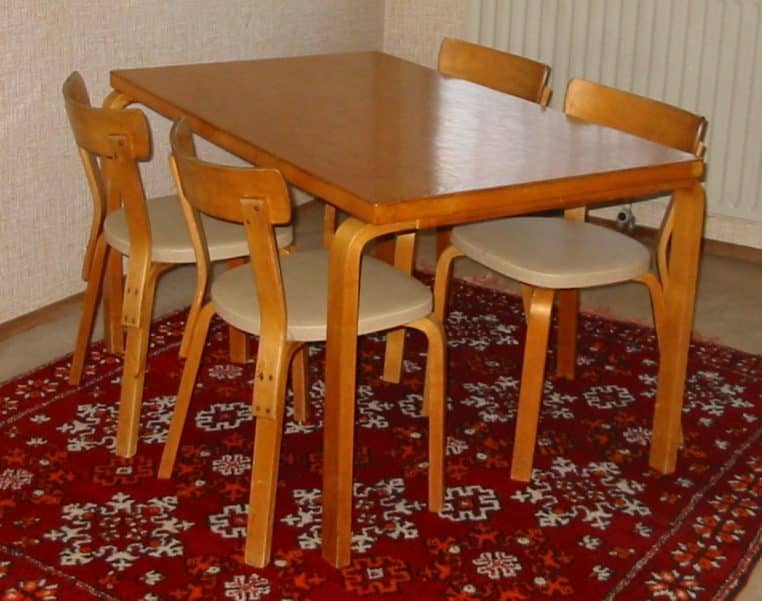 Table en bois et chaises assorties, design scandinave, vues de trois quarts.