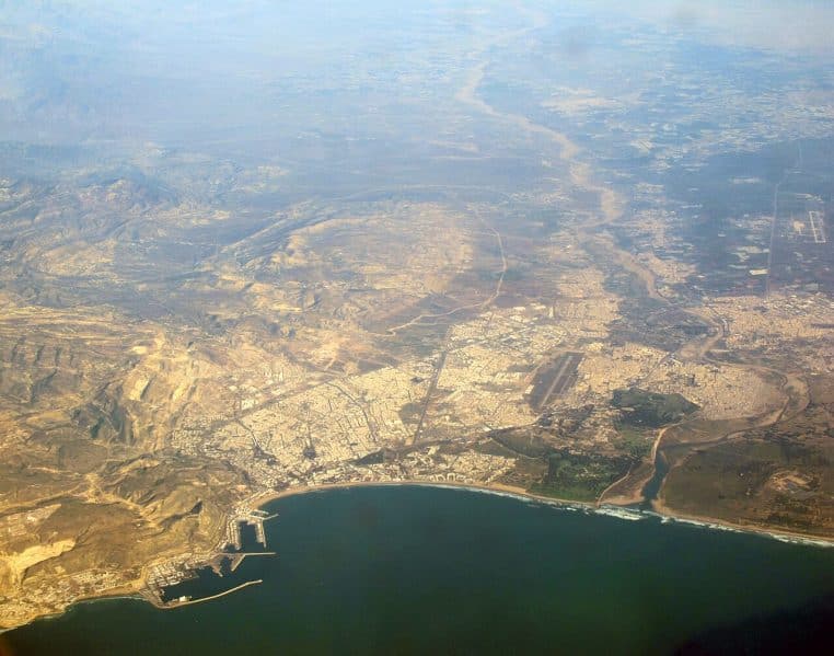 Sentier de levada à Madère avec cascade et végétation luxuriante.