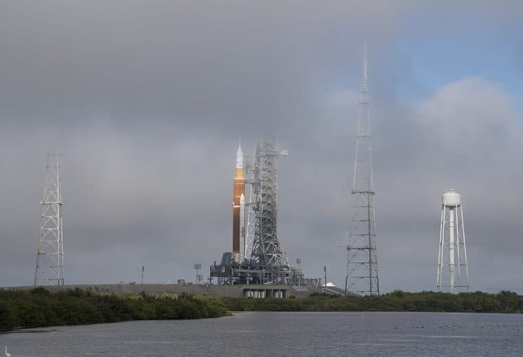 SLS et Orion sur le pas de tir 39B à Cape Canaveral, alignés sur le mobile launcher lors des essais Artemis I.