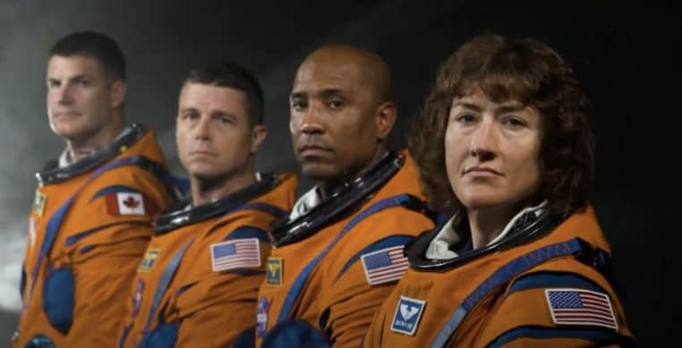 Astronautes de la NASA devant le simulateur de la capsule Orion au Johnson Space Center, préparation des missions Artemis.