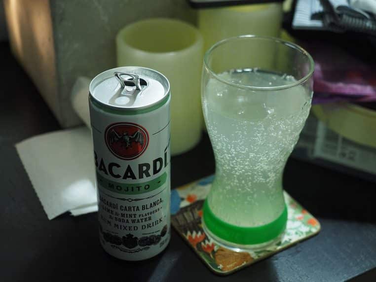 Bouteilles et canette de cocktail au rhum sur fond neutre, étiquettes visibles, illustration d’un ingrédient alcoolisé courant.