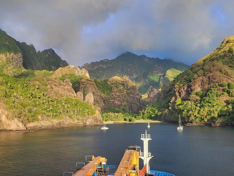 Mouillage dans la baie de Hanavave à Fatu Hiva, eau turquoise et bateaux à l’ancre