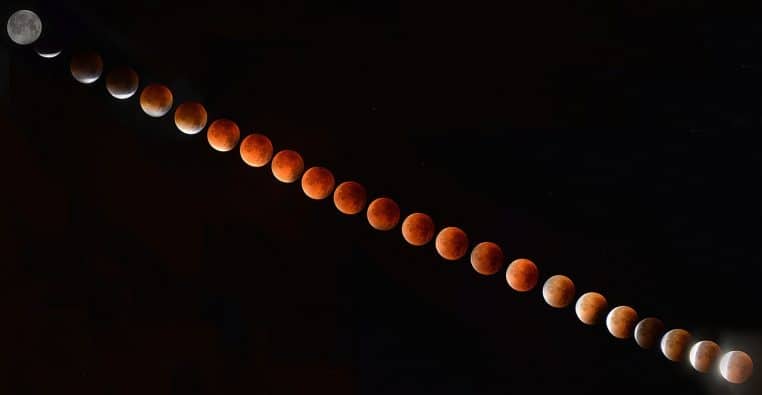 Séquence d’éclipse lunaire montrant la Lune qui rougit progressivement, alignée sur un ciel noir constellé.