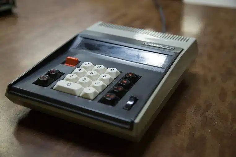 Calculatrice de bureau rétro photographiée en format paysage, symbole concret des calculs de cotisations retraite.