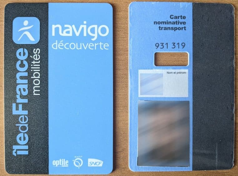 Verso d’une carte Navigo Découverte bleue avec sa carte nominative Île-de-France Mobilités.
