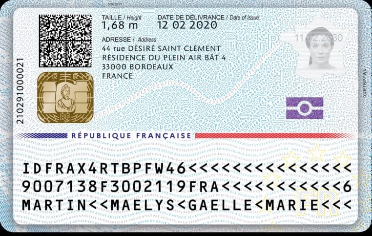 Verso d’une carte nationale d’identité française (modèle 2021), avec zone MRZ et éléments de sécurité visibles.