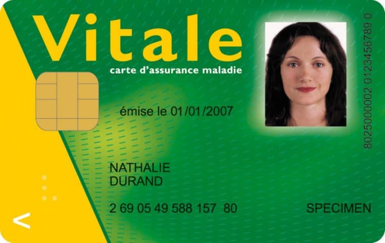 Carte Vitale française, carte d’assurance maladie, photographiée en gros plan.