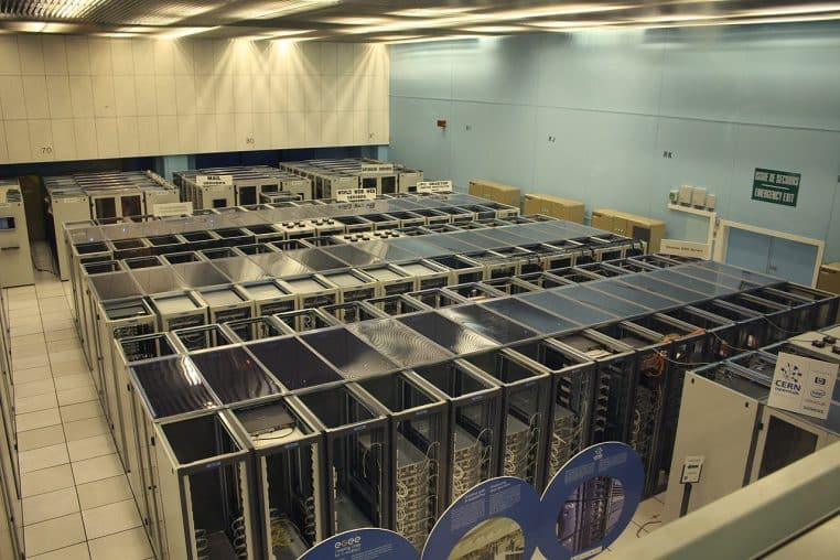 Allée d’un data center avec rangées de serveurs et câbles visibles, montrant l’infrastructure d’hébergement en Europe.