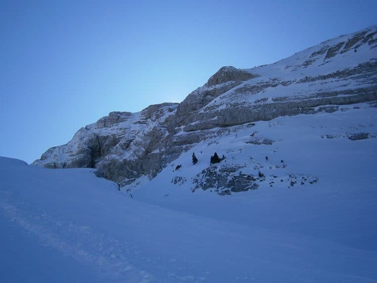 Vue sur les reliefs du Vercors depuis Corrençon-en-Vercors, alpages et falaises au-dessus du village.