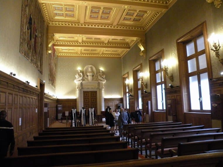 Intérieur de la Grand’Chambre de la Cour des comptes à Paris, boiseries, bancs et plafond doré.